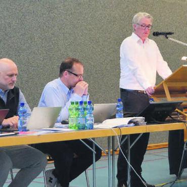 Hallenbad erleidet Schiffbruch - Der Ruedistetter Gemeinderat führte durch die 
dreistündige Versammlung: (v. l.) Michel Gutknecht, Patrik Luther, Gemeindeschreiber Urs Schuhmacher, Gemeindepräsident Reto Bissig, Michelle Kaufmann und Vizepräsident Sascha Käppeli.
Bilder: Sabrina Salm