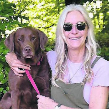 Bewegend Fremdsprachen pflegen - Auf den Hund gekommen. Die Sprachlehrerin Andrea Flütsch bietet ihren Bild: zg Unterricht neu auf Spaziergängen an.