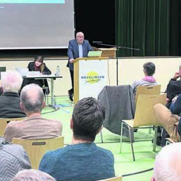 Einigkeit erst zum Schluss - Der Gemeinderat musste sich an diesem Abend vielen kritischen Fragen stellen. Vor allem die Erhöhung der Wassertarife stiess auf Widerstand. Bild: sp