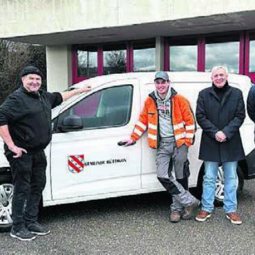 Neues Gefährt im Einsatz - Das Bauamt-Team freut sich über das neue Gefährt (von links): Gemeindearbeiter René Koch, Gemeindearbeiter Pascal Luzio, Gemeindeammann Gian Carlo Silvestri, Olivier Parvex-Käppeli (Auto Käppeli AG). Bild: zg