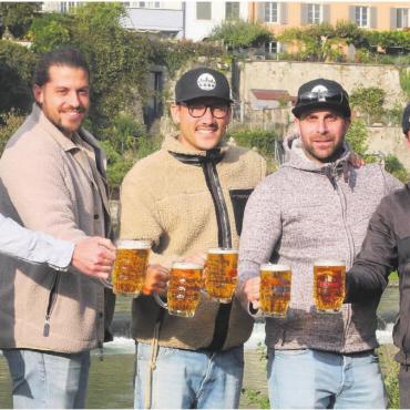 Rückkehr des Oktoberfestes - Freuen sich, wieder in Bremgarten mit den Besuchern ihres Oktoberfestes anstossen zu dürfen: Der Verein Rüsskult (von links): Florian Keusch, Marco Gut, Tiago Schmid, Claudio Huber, Manuel Kurth. Es fehlt: Manuel Imhof. Bild: Josip Lasic
