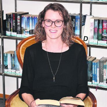 Als Kind keine Leseratte - Maria Schär schätzt das grosse Angebot an unterschiedlichen Medien, die man in der Zentrumsbibliothek ausleihen kann. Bild: Erika Obrist