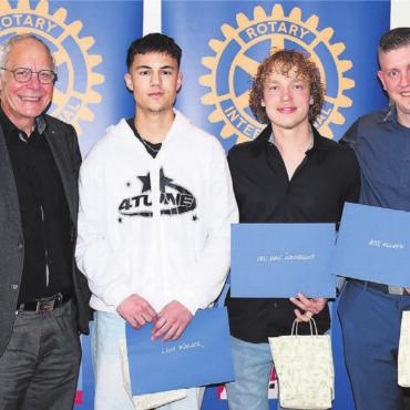 Aussergewöhnliches Trio - Feierliche Auszeichnung mit den erfolgreichen Lehrabgängern (v. l.): Max Wyder (Präsident Rotary Club Freiamt), Sepp Sachs (Präsident Rotary Stiftung Freiamt), Luca Wohler, Ken Isenegger, Alex Egloff und Toni Notter (Präsident der Jury). Bilder: Daniel Marti