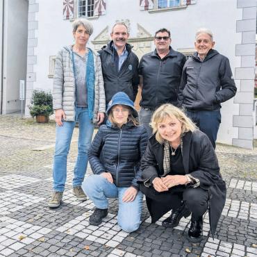 Der bunteste Markt der Schweiz - Sie sorgen gemeinsam mit unzähligen Helfern und engagierten Marktfahrern dafür, dass der unvergleichliche Charakter des Markts der Vielfalt auch dieses Jahr die Menschen verzaubert (von links): Karin Schaufelbühl (OK Historisches Handwerk), Claude Dégruet (Abenteuer Zeitreise), Selina Bieri (Präsidentin Mittelalter-Markt), Reto Lorenzi (Marktchef), Susanna Vanek (OK Historisches Handwerk) und Fredy Zobrist (Präsident Historisches Handwerk). Bild: Marco Huwyler