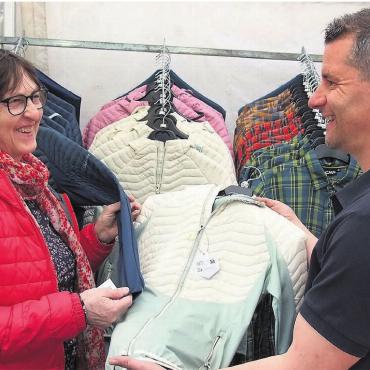 Das Marktleben ist schön - Martin Breitenmoser liebt das Leben als Marktfahrer und kommt seit 26 Jahren mit seinem Angebot an Outdoorbekleidung an den Ostermarkt. Bild: Bernadette Oswald