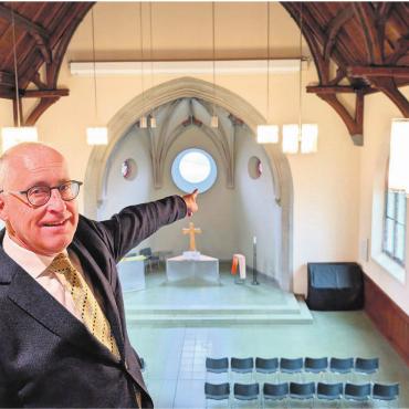 Kirche in neuem Gewand - Pfarrer Ruedi Bertschi zeigt, wie die Kirche renoviert wurde. Bild: Marco Huwyler