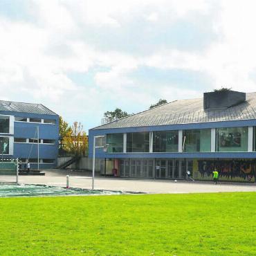 Grosser Handlungsbedarf - Die Schulanlage soll um- und neu gebaut werden. Zudem möchte der Gemeinderat eine zusätzliche Turnhalle. Bild: Roger Wetli