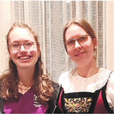 Neues Vorstandsmitglied gewählt - Kerstin Vogel (links) und Melvin Vogel wurden zusammen mit dem nicht anwesenden Janek Groll als neue Aktivmitglieder aufgenommen. Sarah Warthmann (Mitte) wählten die Anwesenden als neues Vorstandsmitglied. Bild: zg
