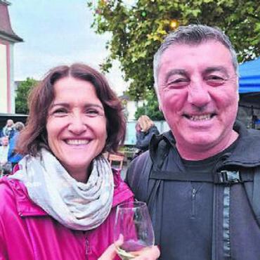 Zum Tanzen gebracht - Bettina Köchli-Fischer und Enrico Cutri sind begeistert – schon von der Vorband. Tante Kaspar haben sie überzeugt.