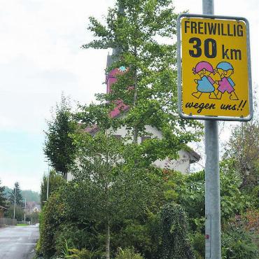 Heisses Eisen erneut angefasst - Geht es nach dem Gemeinderat, ist es am Kirchweg bald nicht mehr freiwillig, 30 km/h zu fahren. Bild: Annemarie Keusch