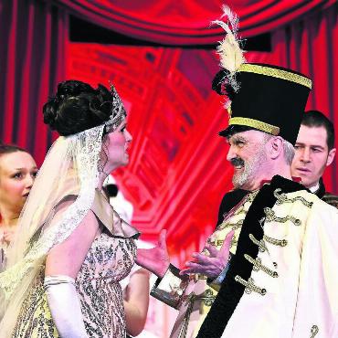 Zirkuszauber zwischen Arien - Prinz Sergius Wladimir (Erich Bieri, Bass-Bariton) eröffnet Fürstin Fedora Palinska (Anna Gitschthaler), wen sie in Wirklichkeit geheiratet hat. Bilder: Alex Wagner (6) / Sabrina Salm (4)