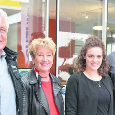 Zweite Generation übernimmt - Die Touring Garage Baur bleibt in Familienhand. Stefan und Silvia Baur (links) geben sie in die Verantwortung von Lena und Pascal Baur. Bild: rwi