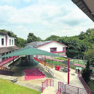 Fernab der Heimat - Zu den Einrichtungen der Schule gehört nebst den Klassenzimmern auch Spielplätze, ein Sandkasten, eine Mehrzweckhalle, ein Hartplatz ein Kräutergarten und vieles mehr.