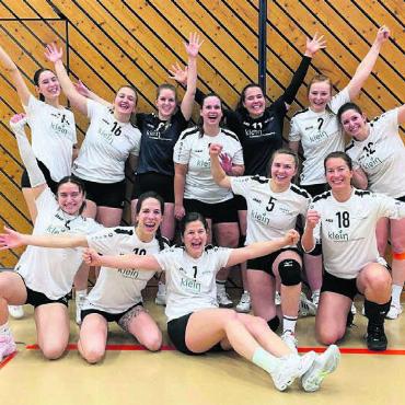 Finalticket gelöst - Volley Mutschellen bezwingt den Favoriten und jubelt. Hinten, von links: Xiadani Meier, Lea Trümpy, Irina Schober, Aline Lorgé, Pascalle Benz, Lea Brem, Claudia D’Aniello. Vorne: Selina Füglistaler, Nadine Schüler, Valerie Bosshard, Lynn Brem, Larissa Manz. Bild: zg