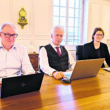 Steuerhammer in Bremgarten - Stadtschreiber Beat Neuenschwander, Stadtammann Raymond Tellenbach und die städtische Leiterin Finanzen und Controlling, Mirjam Zedi haben unerfreuliche Nachrichten für den Bremgarter Steuerzahler zu verkünden. Bild: Marco Huwyler