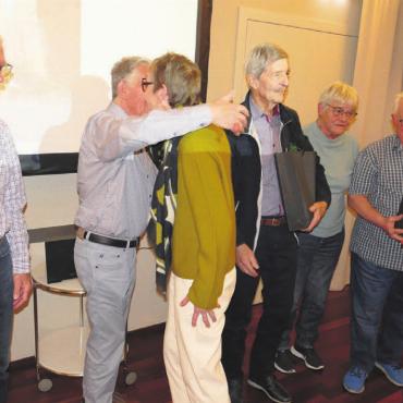 Grosser Verdienst - Die Untergruppe «Dorfkultur», welche sich seit 20 Jahren stets um die kulturellen Belange von Berikon engagiert, wird von den Co-Präsidentinnen Elsbeth Wyss (Mitte) und Corinne Wagner (rechts) für ihr Schaffen geehrt. Bilder: Stefan Treier