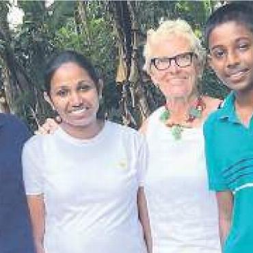 Geschichten aus Sri Lanka - Sylvia Huber (3. von links) referiert über ihre Reisen nach Sri Lanka. Bild: zg