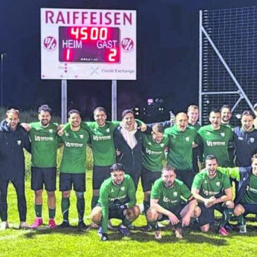 Die Spannung steigt - Jubel beim FC Bünz-Maiengrün nach dem 2:1-Auswärtssieg bei Tabellenführer Würenlos. Nachdem die Freiämter schwach in die Aufstiegsrunde gestartet sind, brachte dieser Erfolg die Wende. Bild: zg