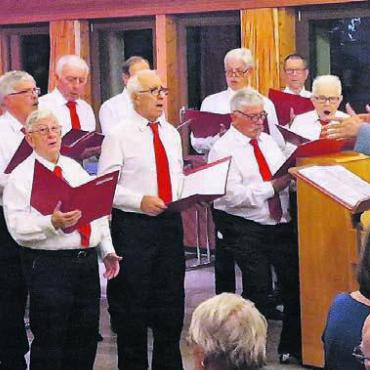Gemütliches Alterssingen-Ständchen - Der Männerchor verwöhnte mit Liedern die Jubilare. Bild: zg