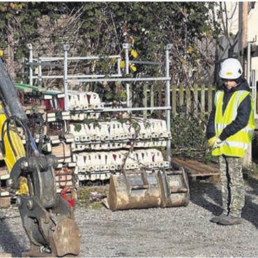 Die Zukunft baut - Selber einmal mit dem Minibagger werken: Die Notter Gruppe beteiligte sich intensiv am Zukunftstag und am nationalen Spezialprojekt «Mädchen-bauen-los». Bild: zg