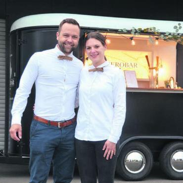 Mobile Bar in Pferdeanhänger - Carmen und Tobias Büchler haben diesen Pferdeanhänger in eine Bar umgebaut. Bild: rwi