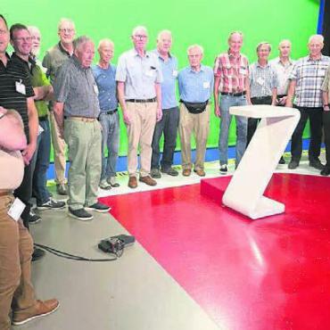 Zu Besuch im Fernsehstudio - Die Männerriege Niederwil konnte beim Besuch in Leutschenbach Bild: zg