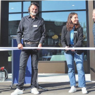 Ort, der Erinnerungen schafft - Der Mutschellenplatz wurde durch (v. l.) Roland und Thomas Fröhli, AKB-Niederlassungsleiterin Isabelle Späni und Hauptinvestor Antonio Cerra offiziell eröffnet.
Bilder: Sabrina Salm