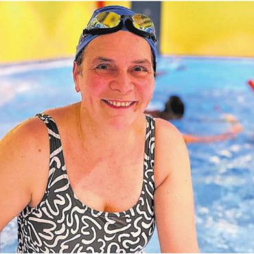 Sie erschwimmen Mut für mehr - Die Wohlerin Verena Bürgisser gibt für die Caritas Aargau Schwimmkurse nur für Frauen im Therapiebad der St. Josef-Stiftung in Bremgarten. Bild: Sabrina Salm