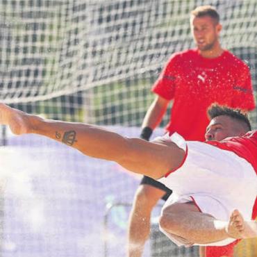 Ein Titel im 20. Jahr? - Der Schweizer Starspieler Dejan Stankovic aus Boswil startet mit der Beachsoccer-Nati in die Europameisterschaft. Bild: Viacheslav Yakovlev