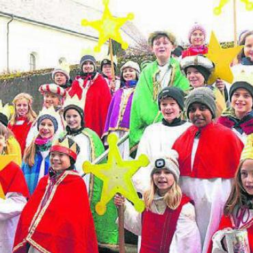 Wie Kinder Kindern helfen - Ein Gruppenbild der vielen Sternsinger, die in Waltenschwil und Büelisacker unterwegs waren. Bild: zg