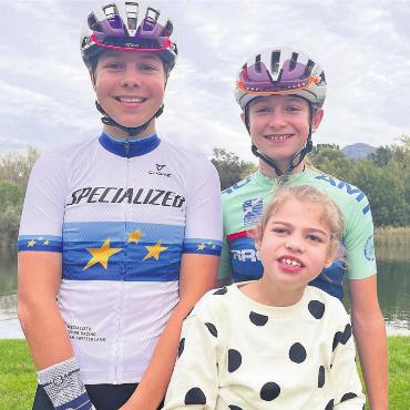 Erst am Anfang - Die glücklichen Schwestern: Shana (links), Lina (rechts) und Malea Huber. Bilder: zg