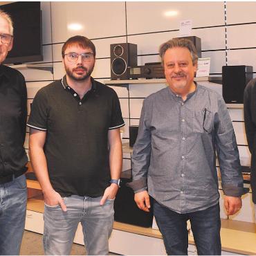 38 Jahre mit Handschlag - Marcel Raeber (links) und Marcel Fischer (rechts) freuen sich, ihr Geschäft in neue Hände zu übergeben. Ihre Nachfolger Jan Aebi (2. v. l.) und Fabian Hüsser möchten auf dem bewährten Konzept aufbauen. Bild: Roger Wetli
