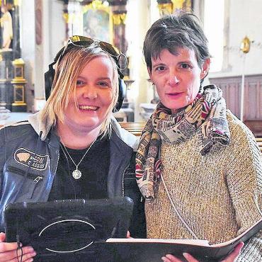 Heimspiel für die Autorin - Regisseurin Caroline Wloka (links) und Autorin und Schauspielerin Thamar Rieser drehten in der Stadtkirche. Bilder: Erika Obrist