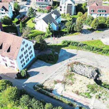 Start Anfang November - Das Gemeindehaus von Rudolfstetten-Friedlisberg (links) steht momentan in einer Art Mondlandschaft. Bild: gk