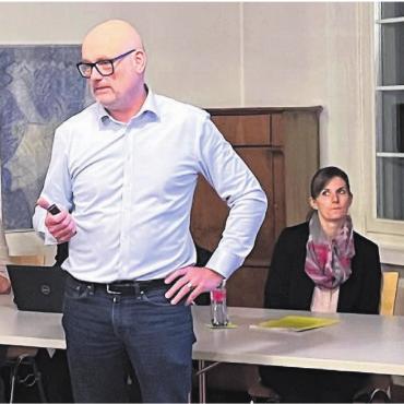 Grünes Licht erhalten - Gesamtleiter Philipp Zimmermann (stehend) präsentierte das Zukunftsprojekt der Sanierung der Wohngruppenhäuser sachlich und fundiert. Bild: Walter Minder