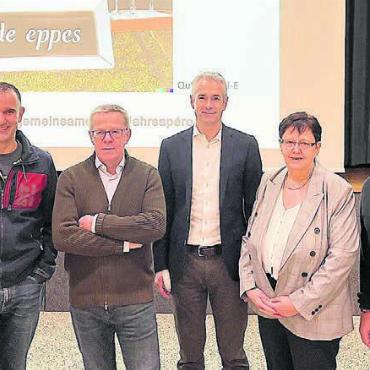 Drei gute Vorsätze für 2024 - Der Gemeinderat war in corpore anwesend (v. l.): Laurenz Meier, Gemeindeammann Roland Polentarutti, Patrick Keller, Heidi Hegglin und Vizeammann Franz Lötscher.