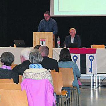 Schule platzt aus allen Nähten - Gemeinderat Reto Knecht (links) Bild: sab