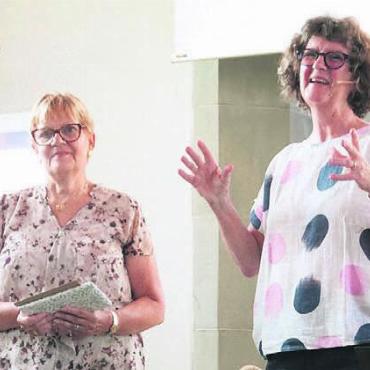 Gut aufgestellte Kirche im Wandel - Kirchenpflege-Präsidentin Astrid Winkler (rechts) ehrte Monika Kern für ihre langjährige Mitarbeit.