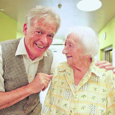 Es war ihm eine grosse Ehre - Marcel Lanz liebt den Kontakt mit den Bewohnern und Bewohnerinnen. So wie hier mit der 103-jährigen Alice Räber. «Er ist immer so elegant angezogen», lobt die Seniorin. Bilder: Chregi Hansen / zg