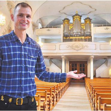 Mit eingängigen Liedern bewegen - Seelsorger Claudio Gabriel heisst willkommen zum Schlagergottesdienst in der Kirche Oberlunkhofen.