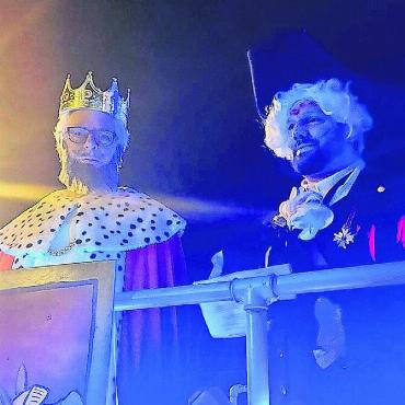 «Mir händ eu tüchtig inägleit» - Bremgarter Fasnachtstradition: Jahrelang lieferten sich Raymond Tellenbach (l.) und Sandro Schmid (r.) zur Fasnachtseröffnung einen wortgewandten Schlagabtausch (Bild von 2024). Gestern taten die beiden dies zum letzten Mal in dieser Kombo. Bild: Archiv