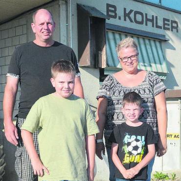 Ort der Engagierten - Der Schriftzug des Vaters von Martin Kohler verblasst langsam am Haus. Er und seine Frau Diana und die Söhne Elio (links) und Joris wohnen sehr gerne hier. Bilder: Roger Wetli