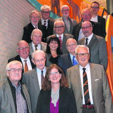 «Spiegelbild der Gesellschaft» - Die ehemaligen Einwohnerratspräsidentinnen und Einwohnerratspräsidenten anlässlich des 50-Jahr-Jubiläums im Dezember 2015. – Oben (v. l.): Pitsch Isler, Arthur Fischer, Urs Kuhn, Claude Salathé, Arsène Perroud. – Mitte (v. l.): Hans Hübscher, Fritz Isler, Marlis Spörri, Harold Külling, Kaspar Schild, Koni Gfeller. – Unten (v. l.): Alois Lütolf, Theo Burkard (erster Einwohnerratspräsident), Ariane Gregor, Robert Steffen.