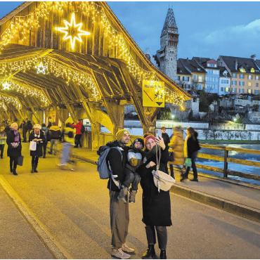 «Einfach nur schön» - Die sternenleuchtende Holzbrücke ist ein beliebtes Fotojet. Kein Wunder – zumal sich dahinter noch die ebenso Schnappschuss-beliebte Bremgarter-Schoggisiite abzeichnet.