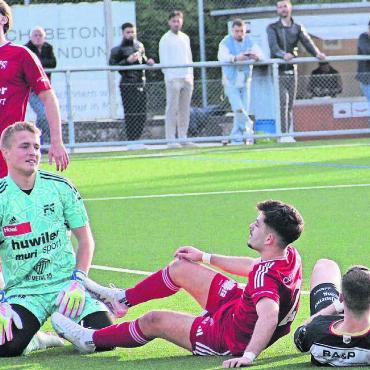 Die Hoffnung schwindet - Hängende Köpfe beim FC Muri. Beim dritten Treffer profitieren die Gäste vom Missverständnis zwischen Goalie Bryan Huber und Genti Ajdari (rechts). Nach dieser Niederlage ist der Klassenerhalt kaum noch zu schaffen. Bild: pf