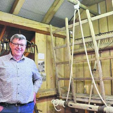 Altes Handwerk erlebbar machen - Hubert Küng mit dem Bindbaum, der neu gezeigt wird.