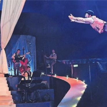 Mitten in den Herzen gelandet - Die Manege als Flugparadies: Mit seinem Programm «Weil wir fliegen können» hat der Circus Monti das Publikum restlos begeistert. Bild: awa