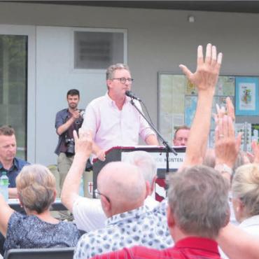 «Es gibt ja auch kleinere Feste» - Gemeindeammann Daniel Schüepp (am Mikrofon) und seine Gemeinderatskolleginnen und -kollegen konnten den Künter Souverän von der abgespeckten Variante der Waldhütte überzeugen. Bild: Sabrina Salm