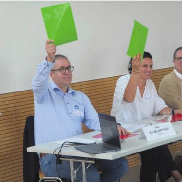 In kurzer Zeit viel erfahren - Yvonne Kaufmann (links) fühlt den vier anwesenden Neukandidierenden mit Ja-/Nein-Fragen auf den Zahn. Von rechts: Stephanie Musshafen, Martin Schläpfer, Mirjam Kölliker und Kis Baumgartner. Bild: Thomas Stöckli