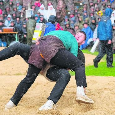 Frisch auf dem Brünig - Start nach Mass im 1. Gang. Joel Strebel (grünes Hemd) legt den Eidgenossen Severin Schwander ins Sägemehl. Bilder: Olivier Jenni